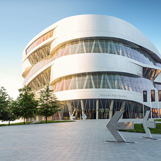 Ein futuristisch gestaltetes Gebäude vor blauem Himmel