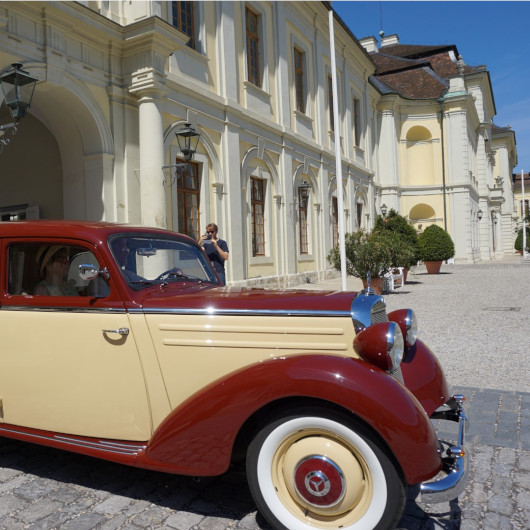 Oldtimer auf dem Ehrenhof des Residenzschlosses
