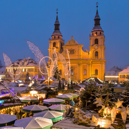 Zu sehen ist ein Teil des Barock-Weihnachtsmarktes Ludwigsburg mit der evangelischen Stadtkirche.