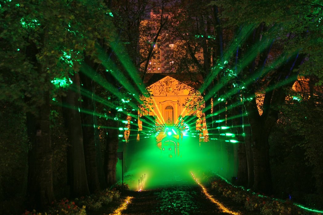 Grüne Illumination eines Wegs im Blühenden Barock.