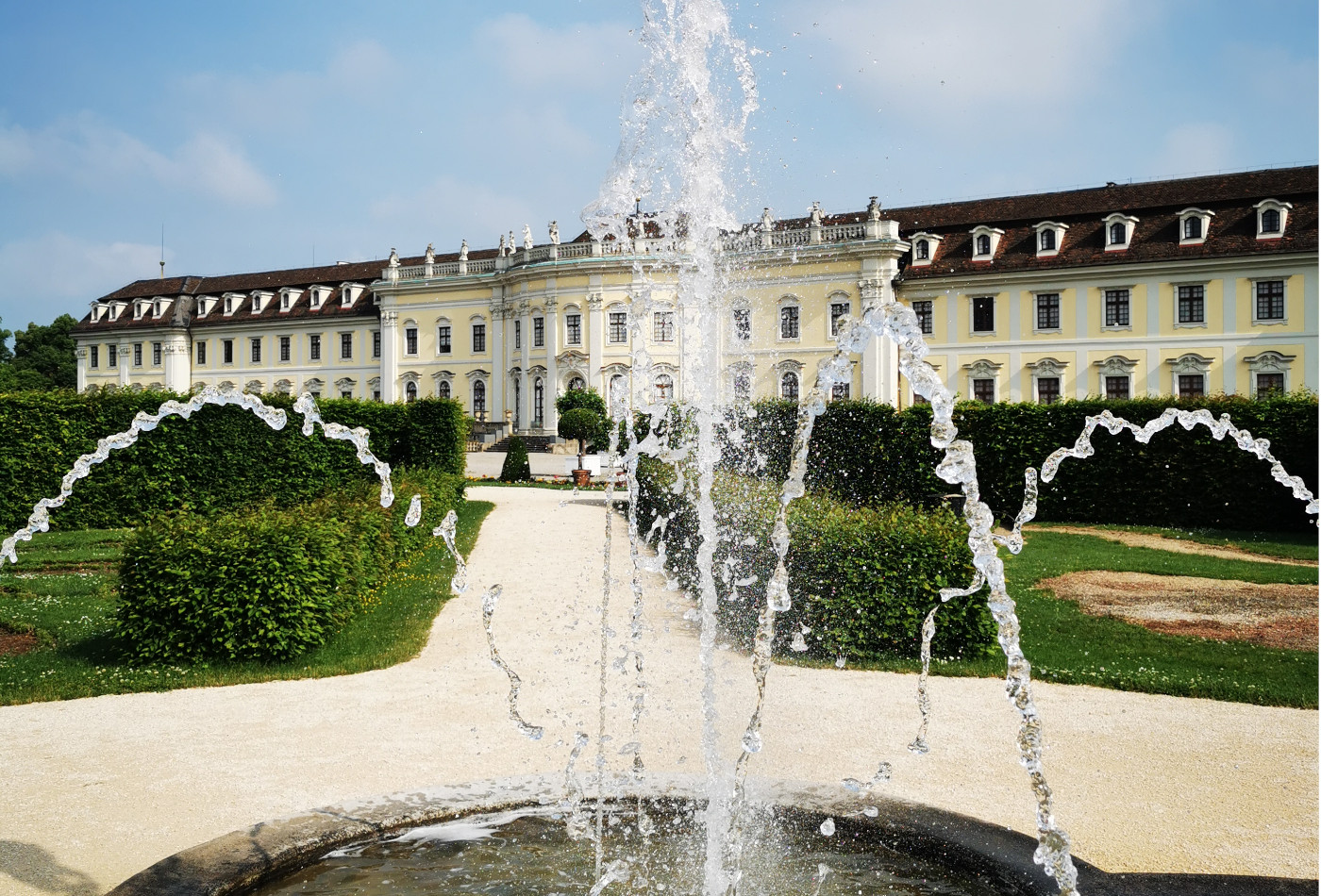 Springbrunnen mit Ludwigsburger Residenzschloss im Hintergrund