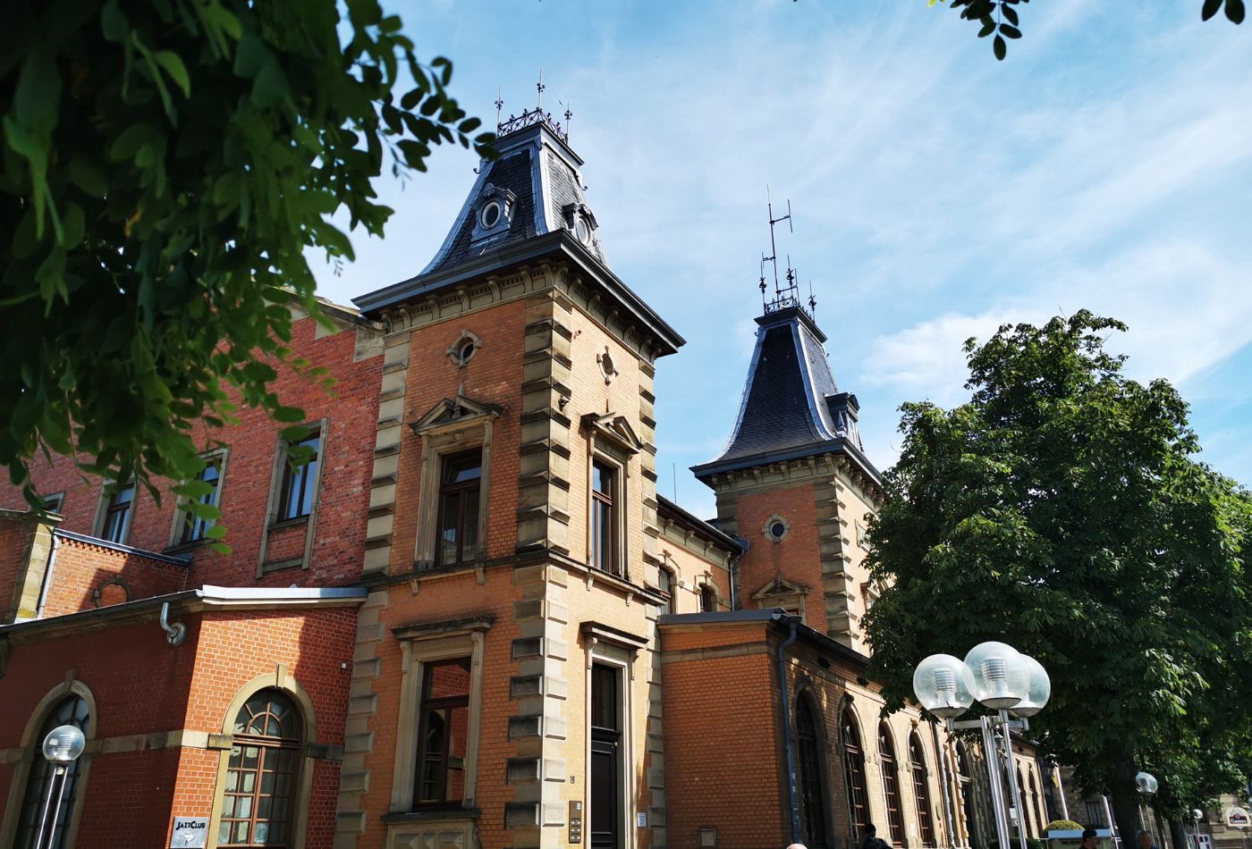 Blick auf die Außenfassade der Musikhalle Ludwigsburg mit ihren zwei Türmen