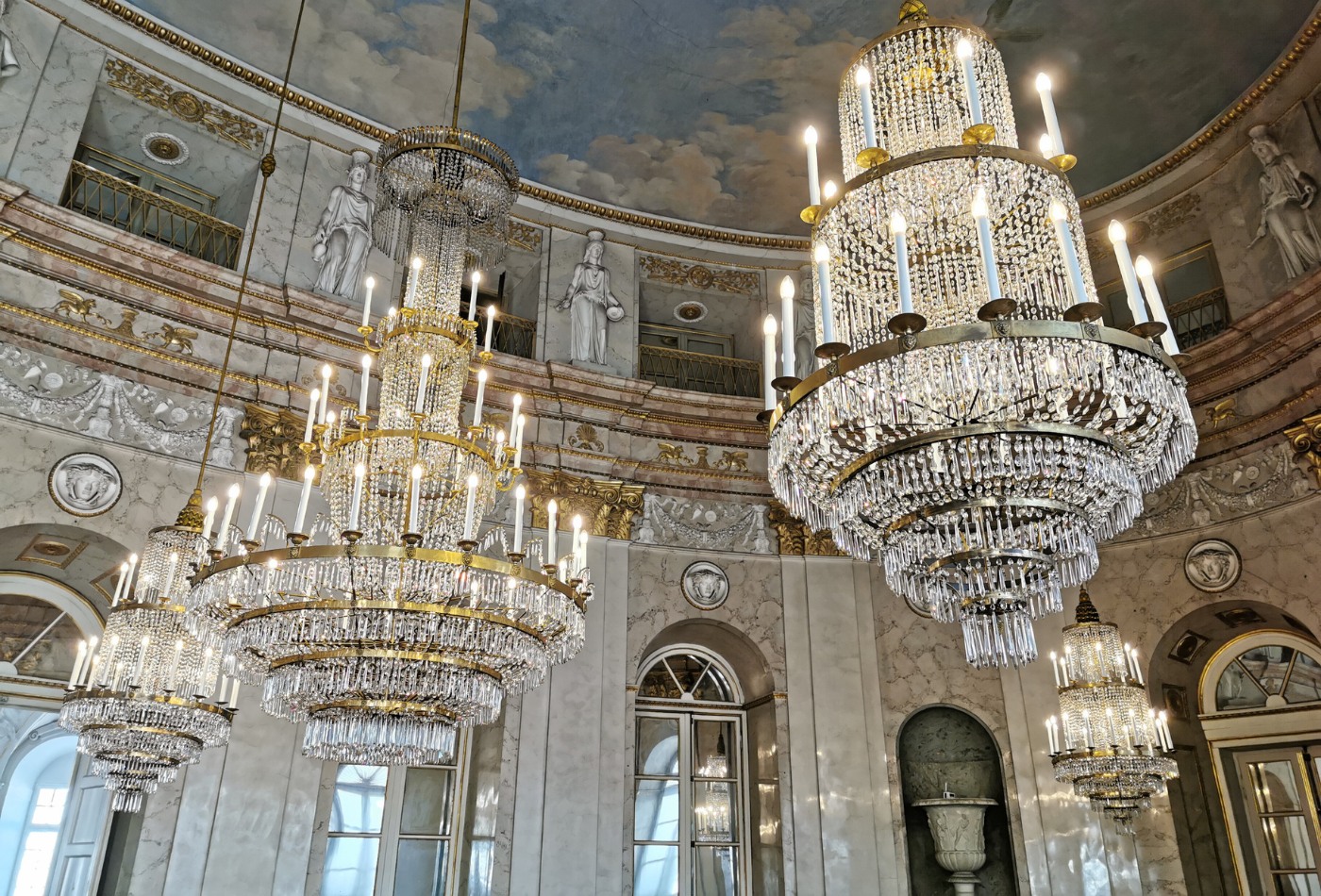 zwei Kronleuchter in den prunkvollen Räumen des Residenzschlosses