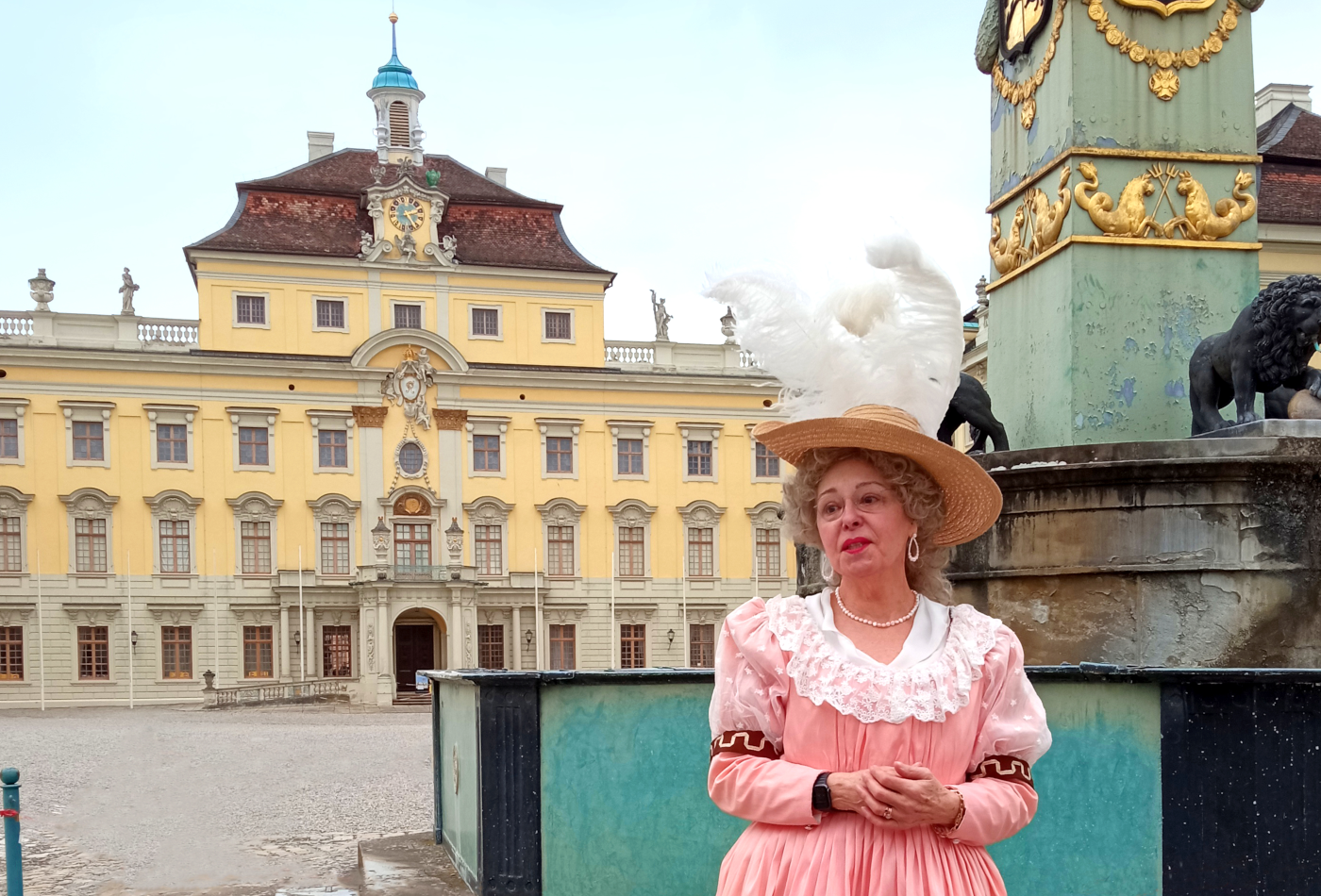 Köstümführerin vor dem Ludwigsburger Residenzschloss