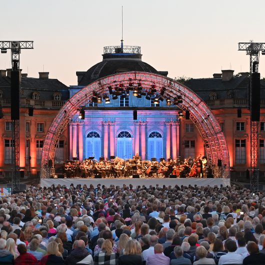 Konzert unter freiem Himmel vor Schloss Monrepos