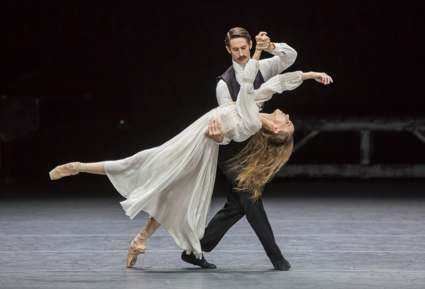 Tanzendes Ballett-Paar des Ballett Zürich in der Vorstellung Anna Karenina auf der Bühne