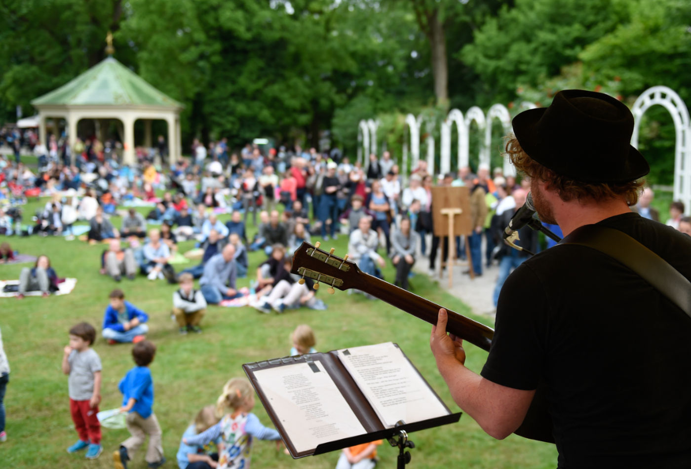 Musiker auf der Bühne vor Publikum