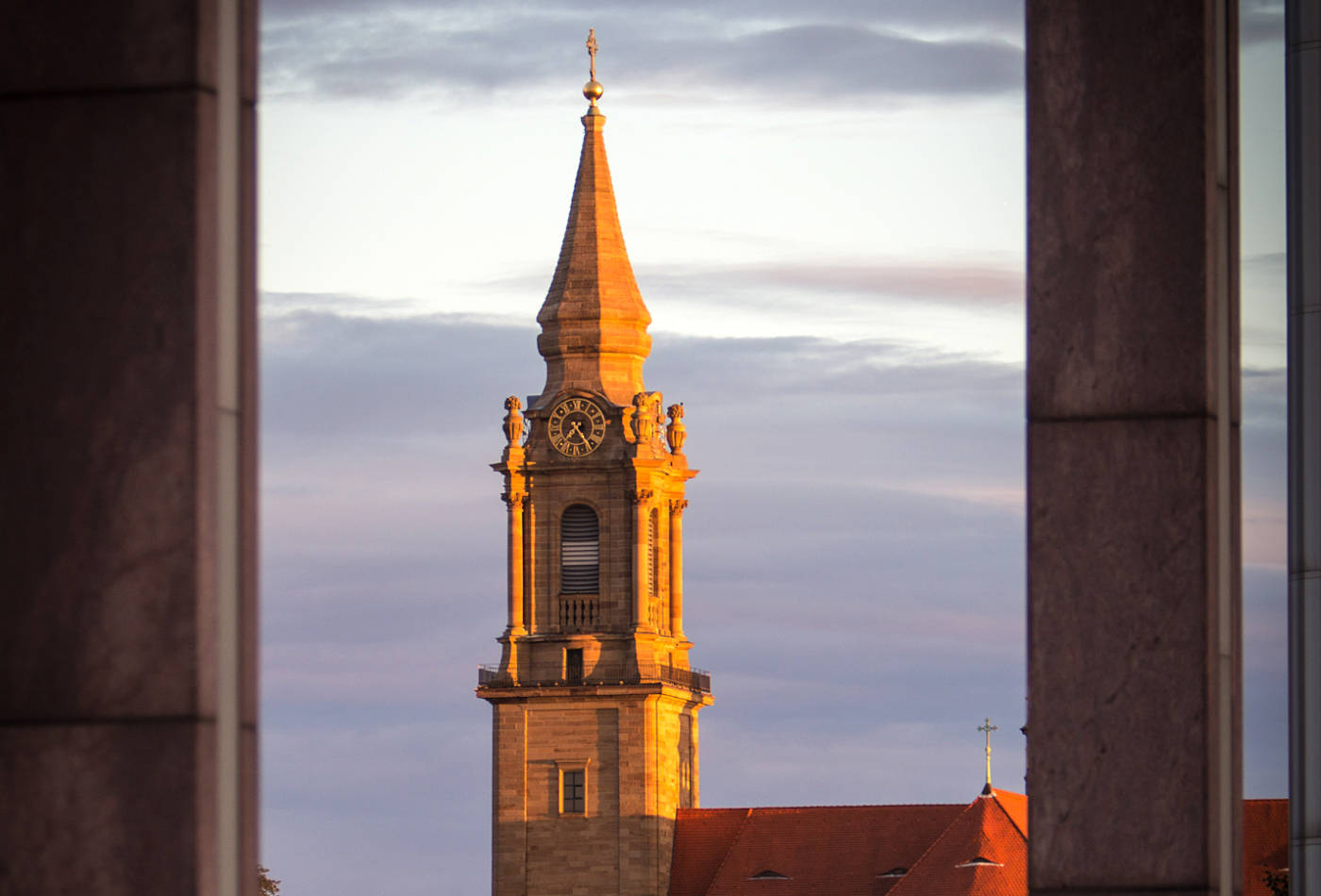 Blick auf den Kirchenturm der Friedenskirche
