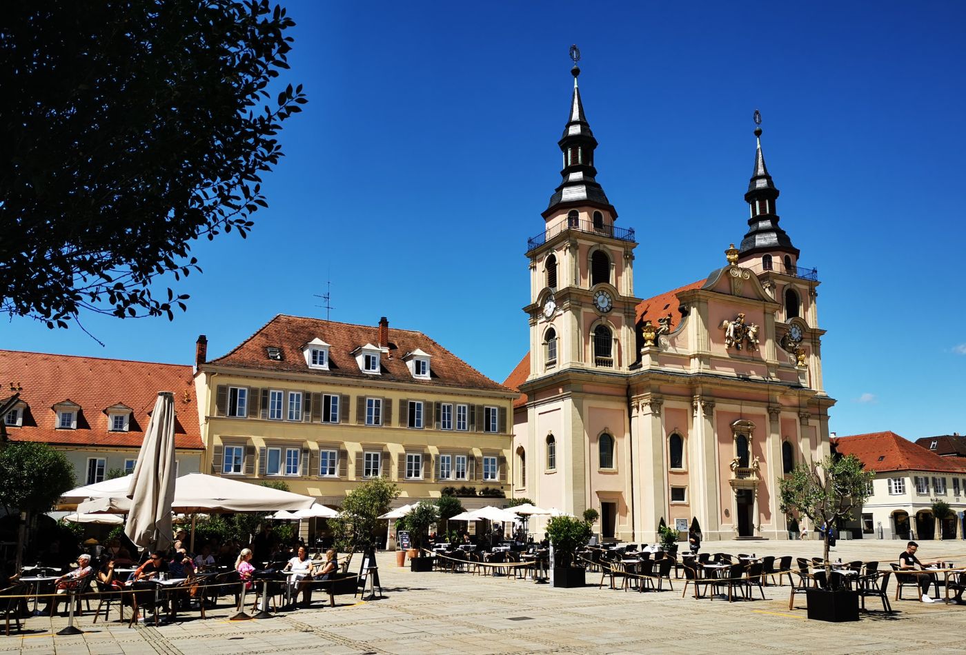 Blick auf den Marktplatz Ludwigsburg mit der evangelischen Stadtkirche und Cafés