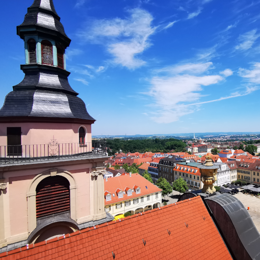 Zu sehen ist die evangelische Stadtkirche von schräg oben.