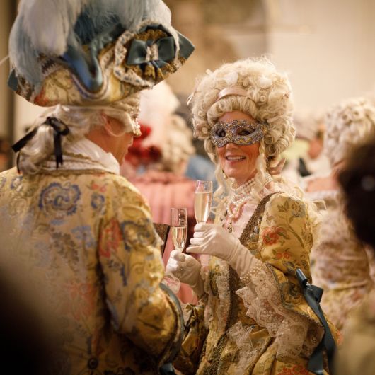 Ein Mann und eine Frau in Kostüm und Masken