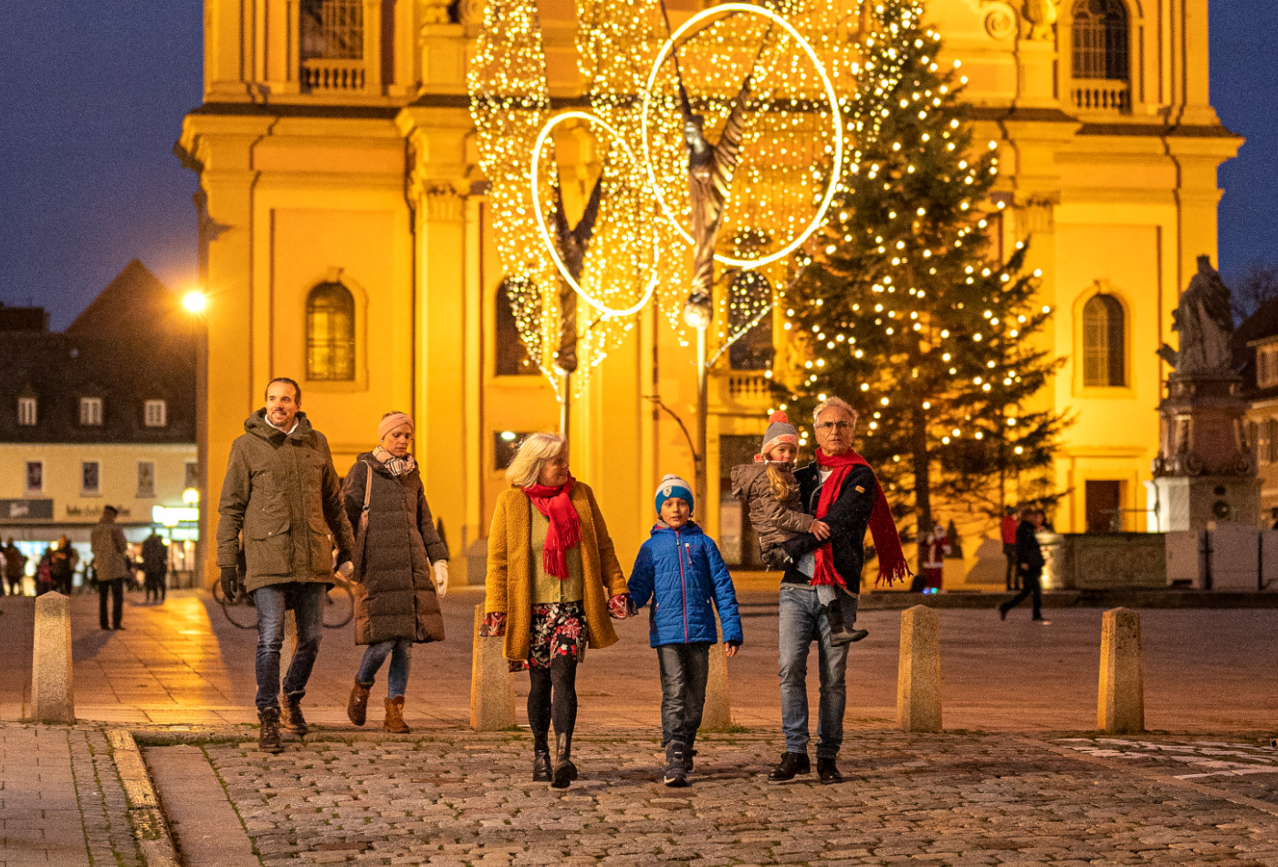 Frau und Mann schauen gemeinsam Christbaumschmuck an