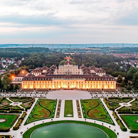 Blick auf das beleuchtete Residenzschloss aus der Vogelperspektive