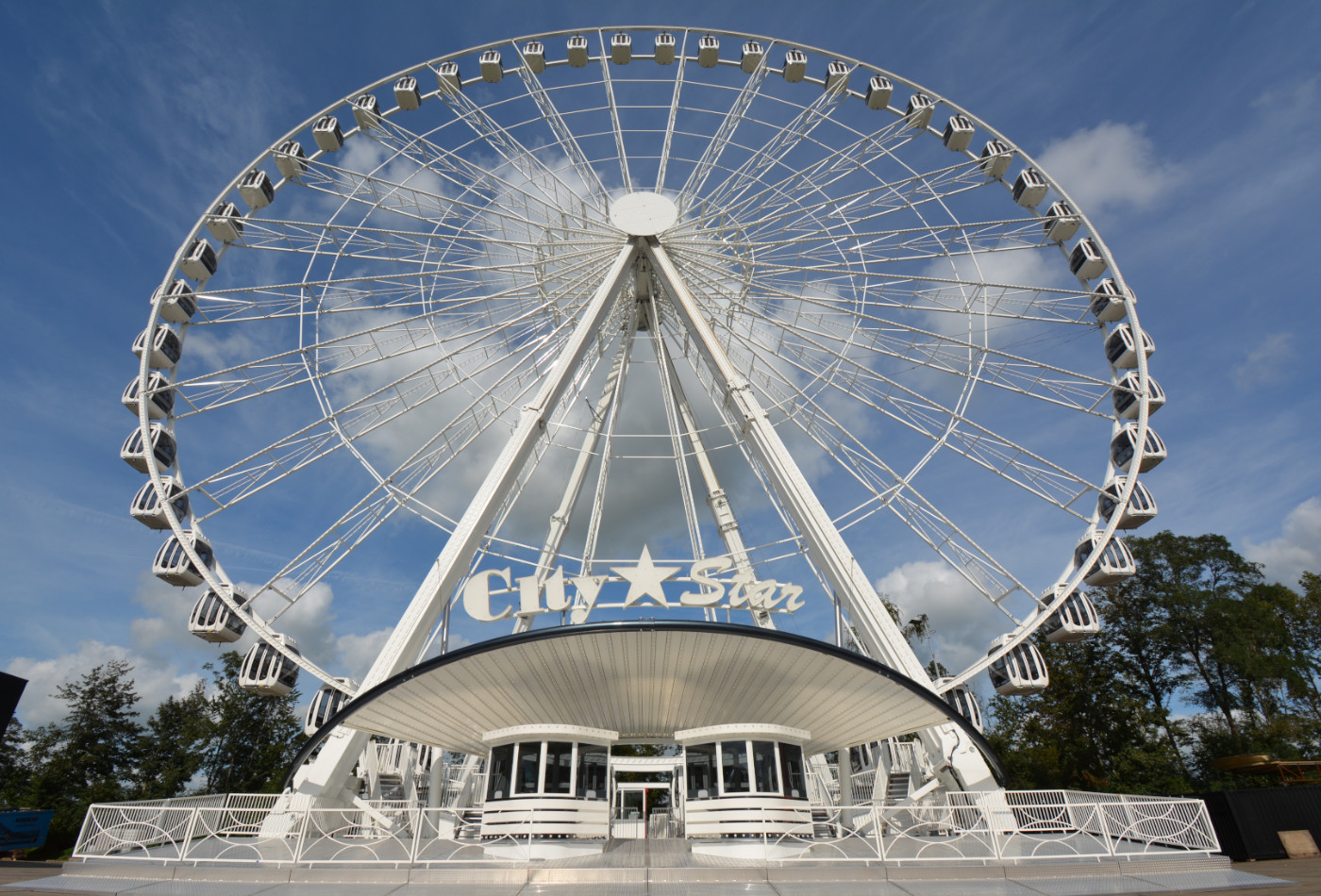 Weißes Riesenrad vom Boden aus fotografiert.