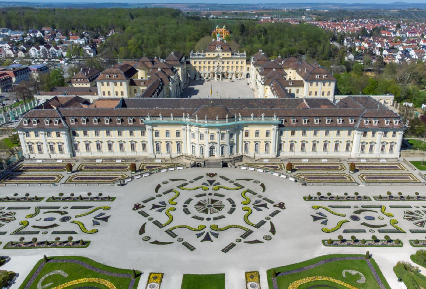 großes Barockes Schloss und der Schlossgarten von oben