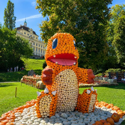 Glumanda als Kürbisfigur vor dem Residenzschloss Ludwigsburg
