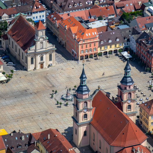 Zu sehen ist der Marktplatz aus der Vogelperspektive.