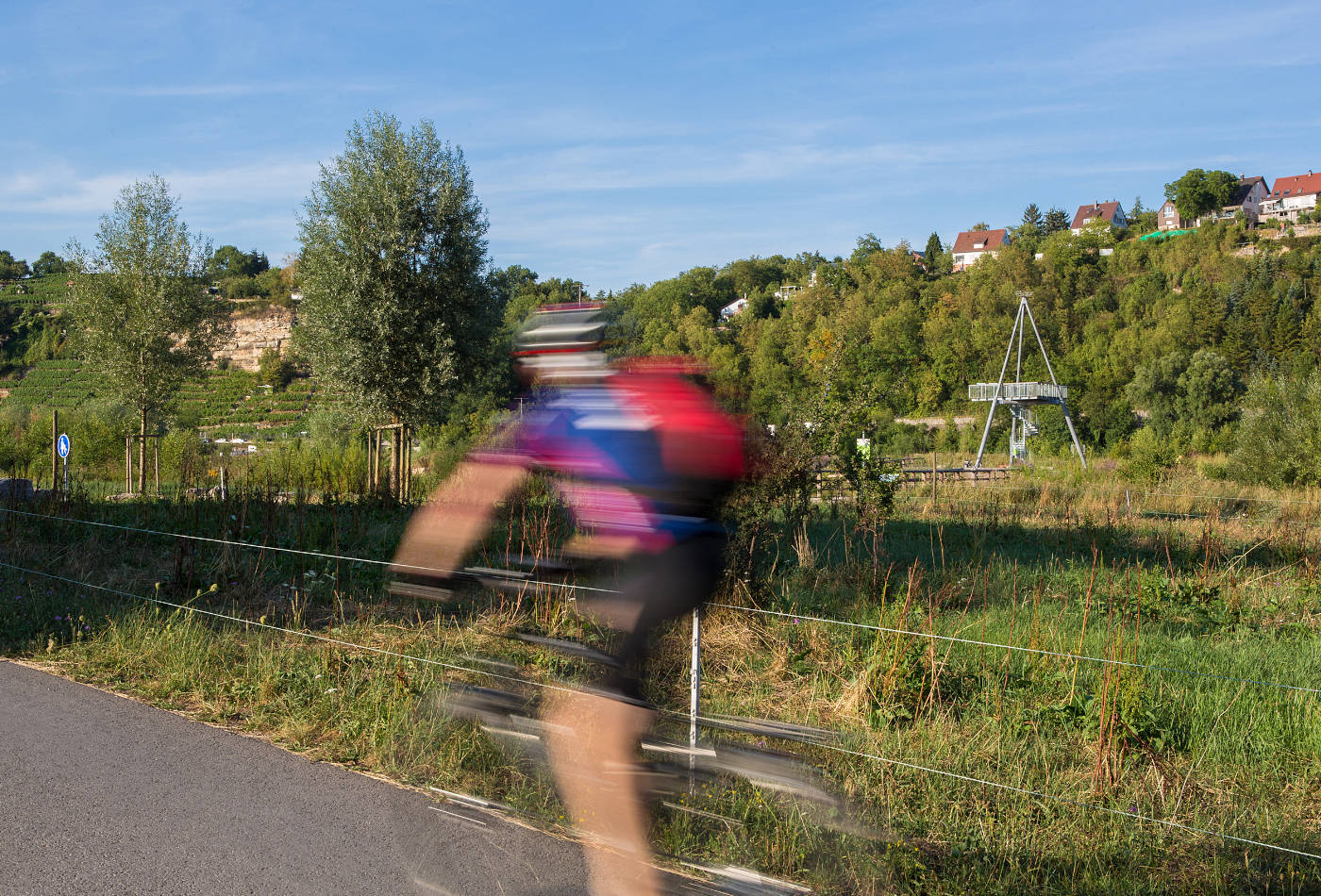 Blick auf einen schnellen Radfahrer auf dem Neckartalradweg