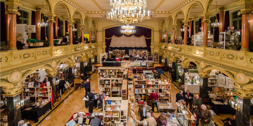 Blick von oben auf die Bücherregale der Antiquaria in der Musikhalle Ludwigsburg