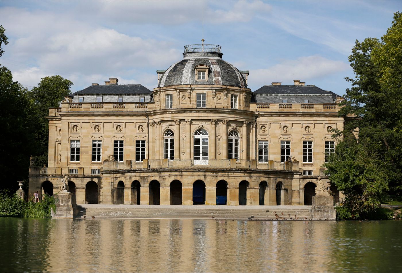 Seeschloss Monrepos mit dem See im Vordergrund