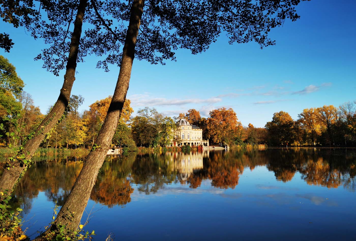 Herbstlicher Blick auf das Seeschloss Monrepos, im Vordergrund der See.