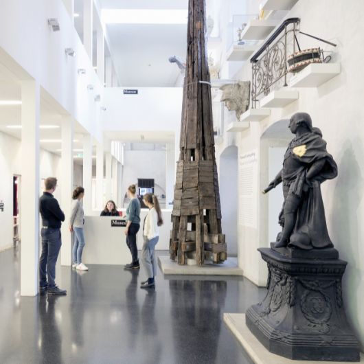 Ausstellungsstücke im Ludwigsburg Museum, im Hintergrund stehen mehrere Personen