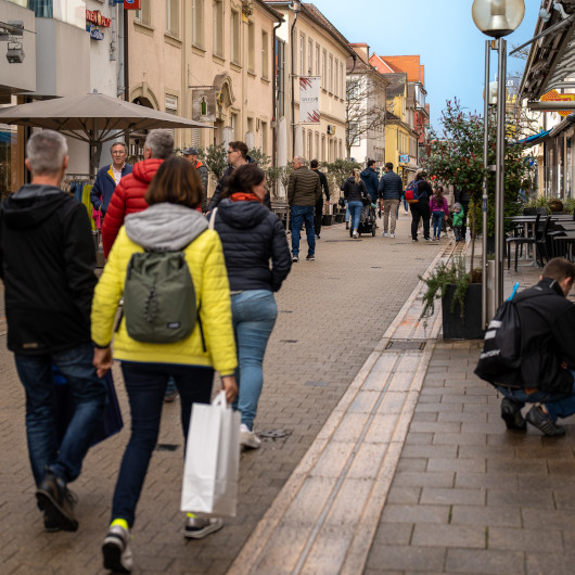 Fußgänger laufen durch die Fußgängerzone