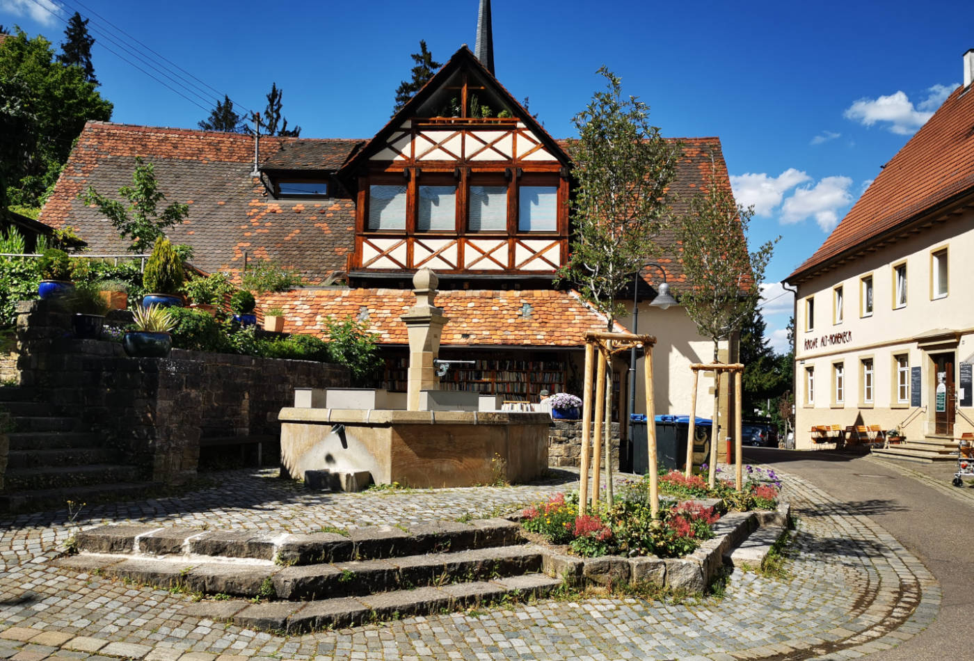 Marktbrunnen mit Fachwerkhaus in Hoheneck
