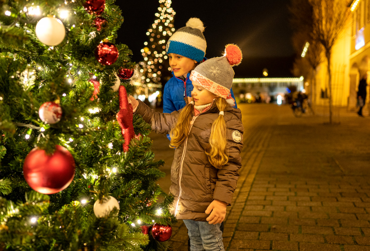 Blick auf Stadtkirche mit Sternen-Marktstand im Vordergrund