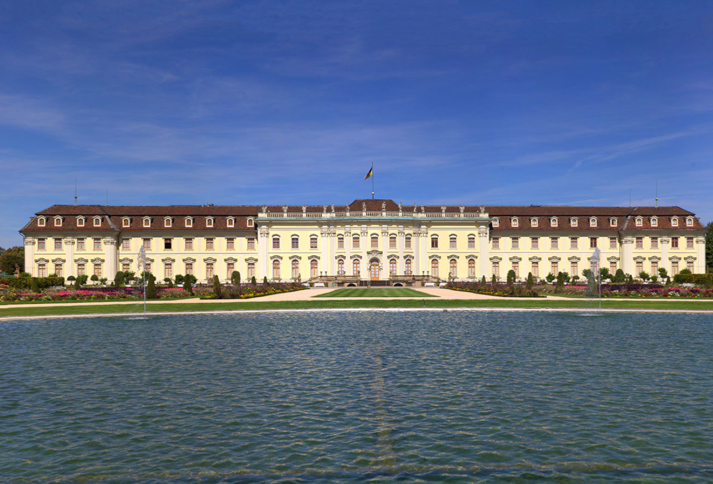 Residenzschloss Ludwigsburg vor Wasserfläche