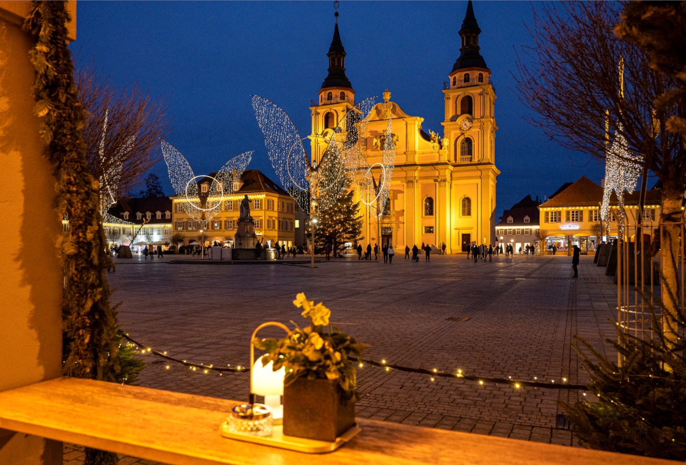 Blick auf Stadtkirche mit Sternen-Marktstand im Vordergrund