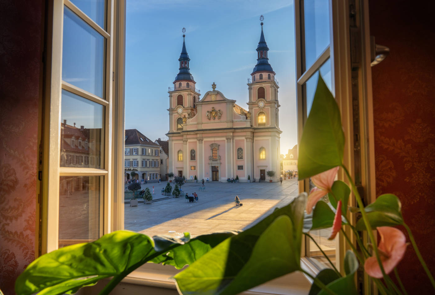 Blick auf die Stadtkirche aus einem Gebäude gegenüber des Marktplatzes