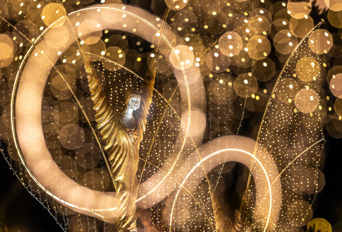 Leuchtende Engelsfiguren auf dem Ludwigsburger Barock-Weihnachtsmarkt