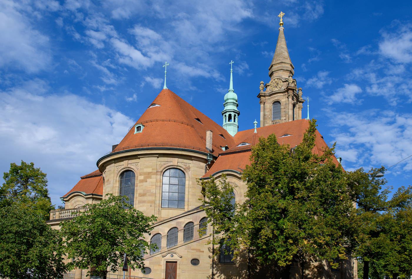 Außenansicht der Friedenskirche mit Bäumen