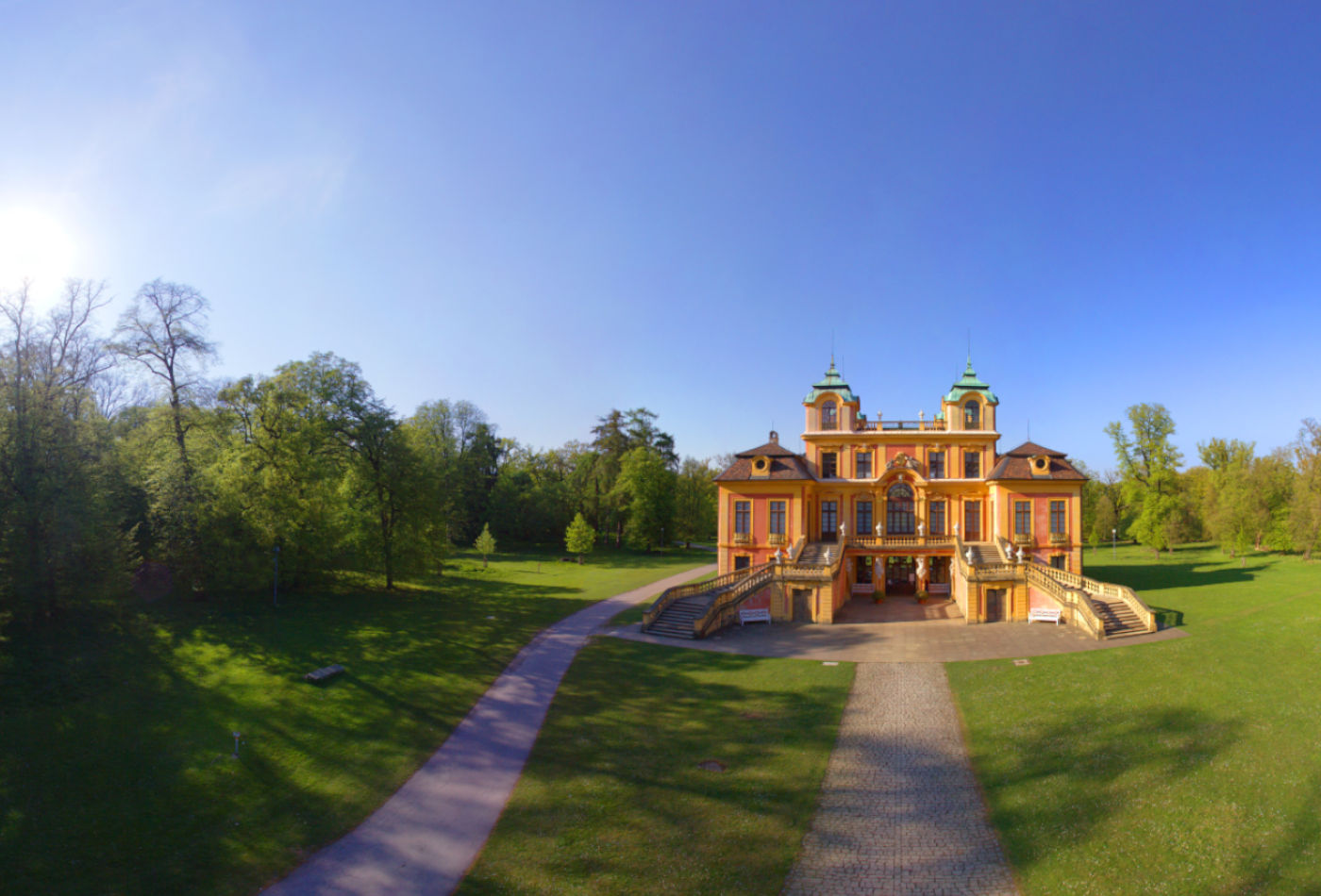 Weg mit Blick auf Schloss Favorite an einem Frühlingstag