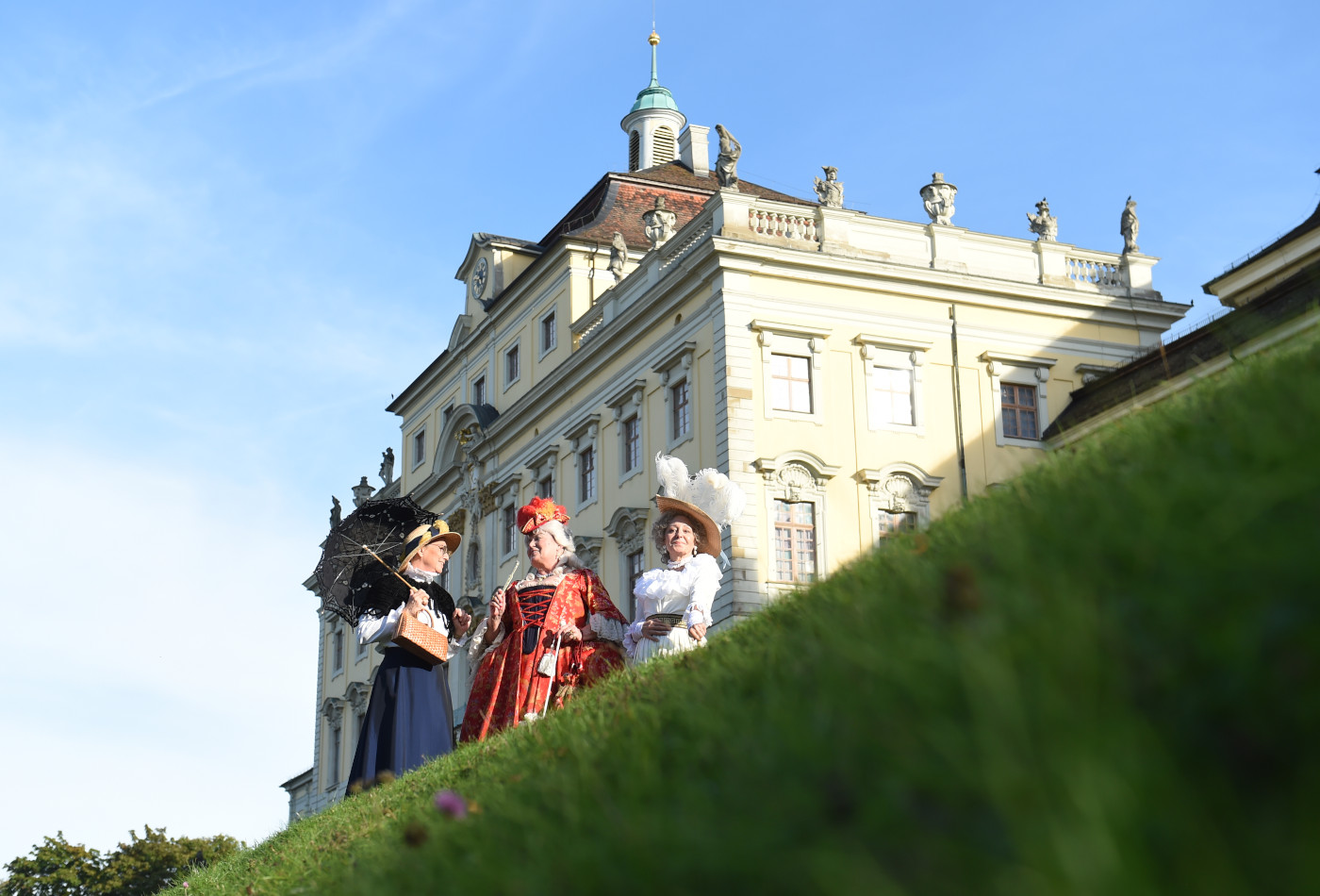 Kostümträgerinnen vor dem Residenzschloss