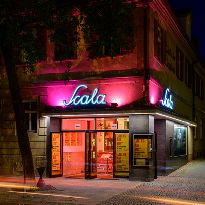 Blick auf das bei Nacht beleuchtete Scala Ludwigsburg