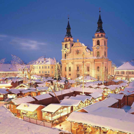 Zu sehen ist der schneebedeckte Barock-Weihnachtsmarkt Ludwigsburg.