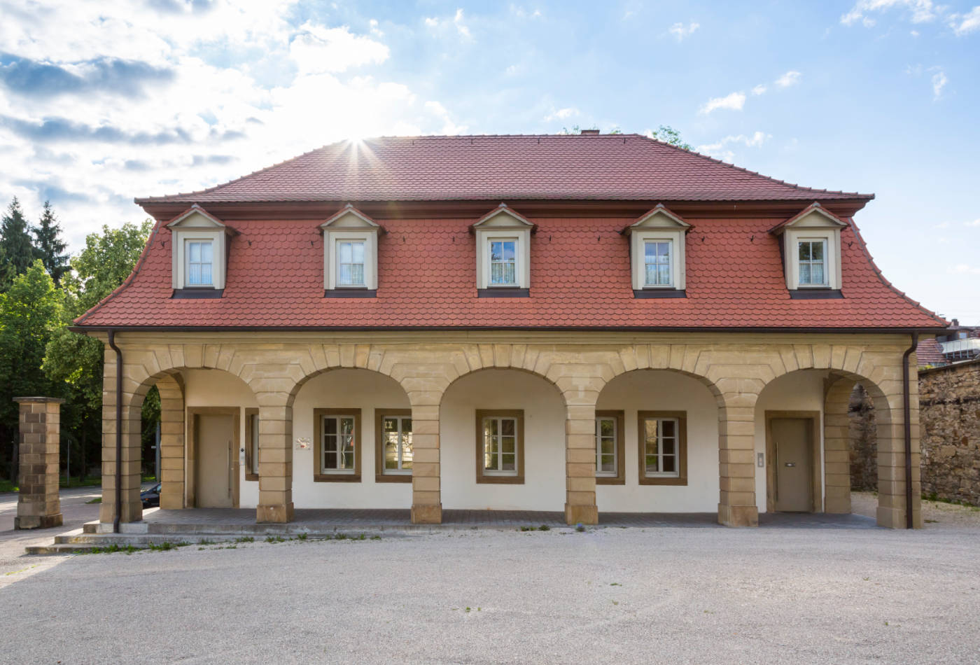 Blick auf das historische Schorndorfer Torhaus aus Sandstein