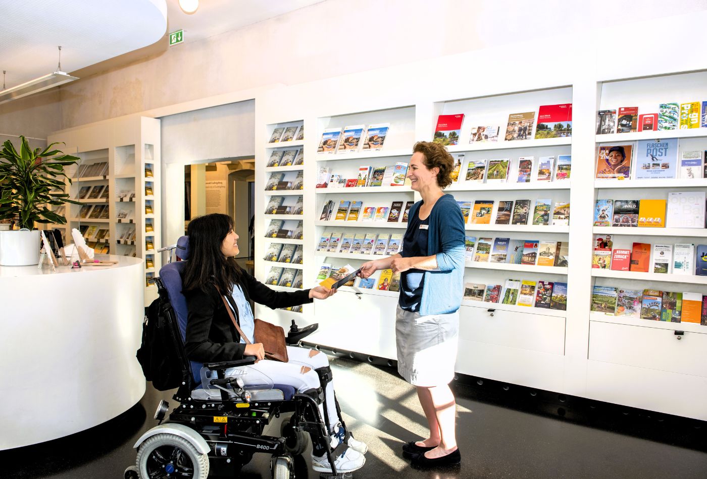 Innenansicht der Touirist Info mit langer Theke