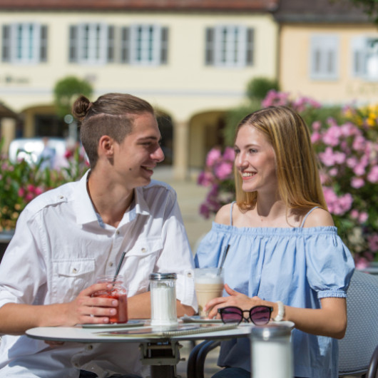 Ein Mann und eine Frau sitzen an einem Tisch in einem Café auf dem Ludwigsburger Marktplatz