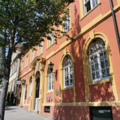 Der Palais Grävenitz von außen. Orange, gelbe Fassade.