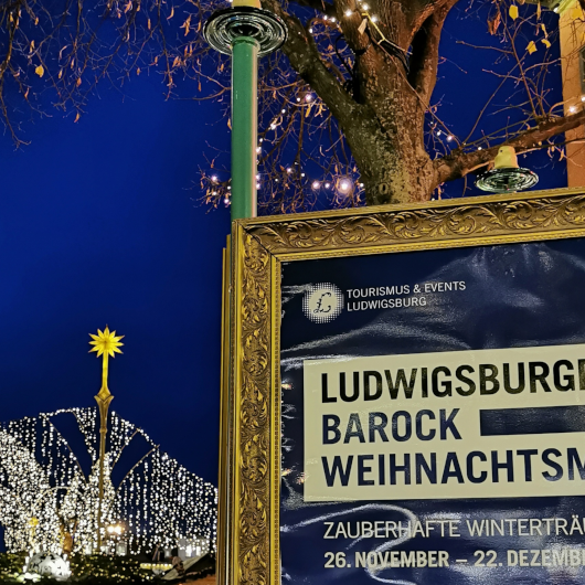 Zu sehen ist ein Schild, welches den Ludwigsburger Barock Weihnachtsmarkt anpreist.