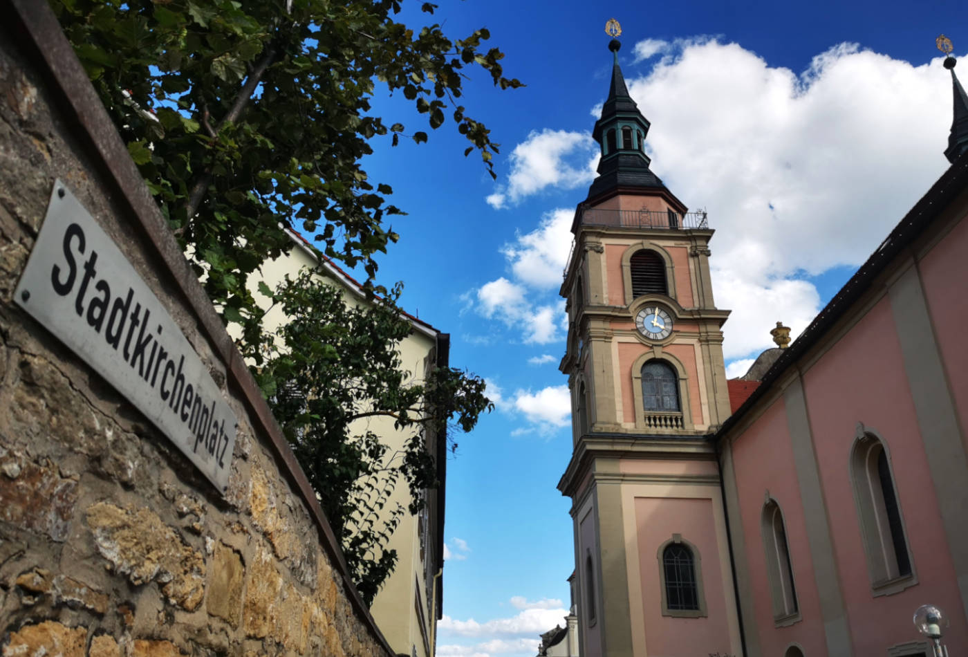 Blick auf einen der beiden Kirchentürme aus einer Seitenstraße