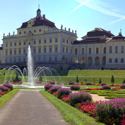 Zu sehen ist das Residenzschloss sowie im Vordergrund ein Teil der Gartenanlage.