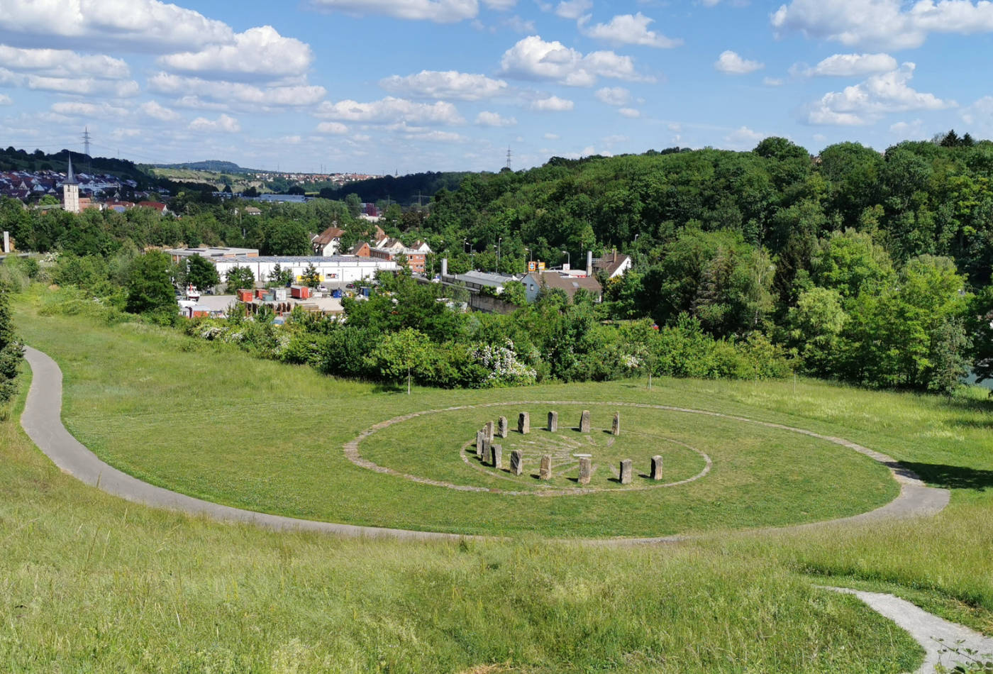 Blick auf die Steinstelen in der Sohle des Steinbruchs