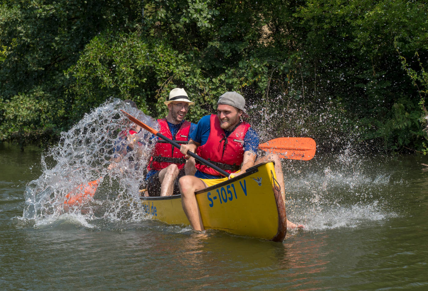 Zwei Männer im Kanu auf einem Fluß