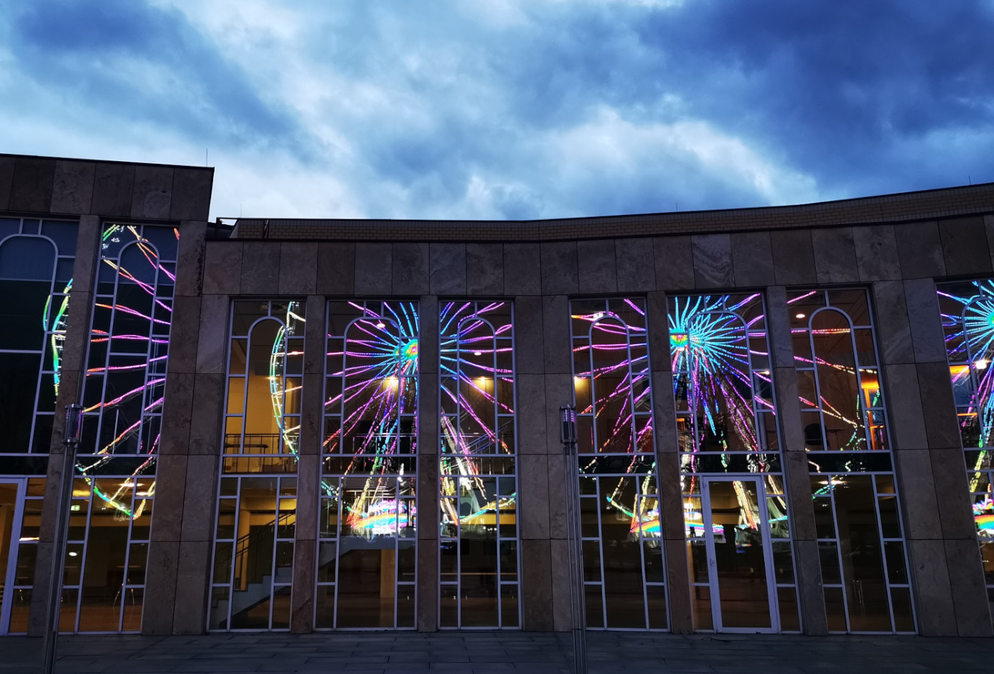 Spiegelung des Riesenrads in den Scheiben des Forum am Schlosspark.