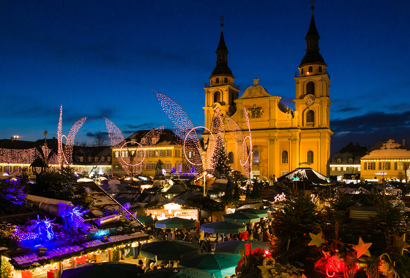 Blick auf den Makrktplatz mit Weihnachsmarkt und den beiden Kirchtürmen der Evangelischen Stadtkirche