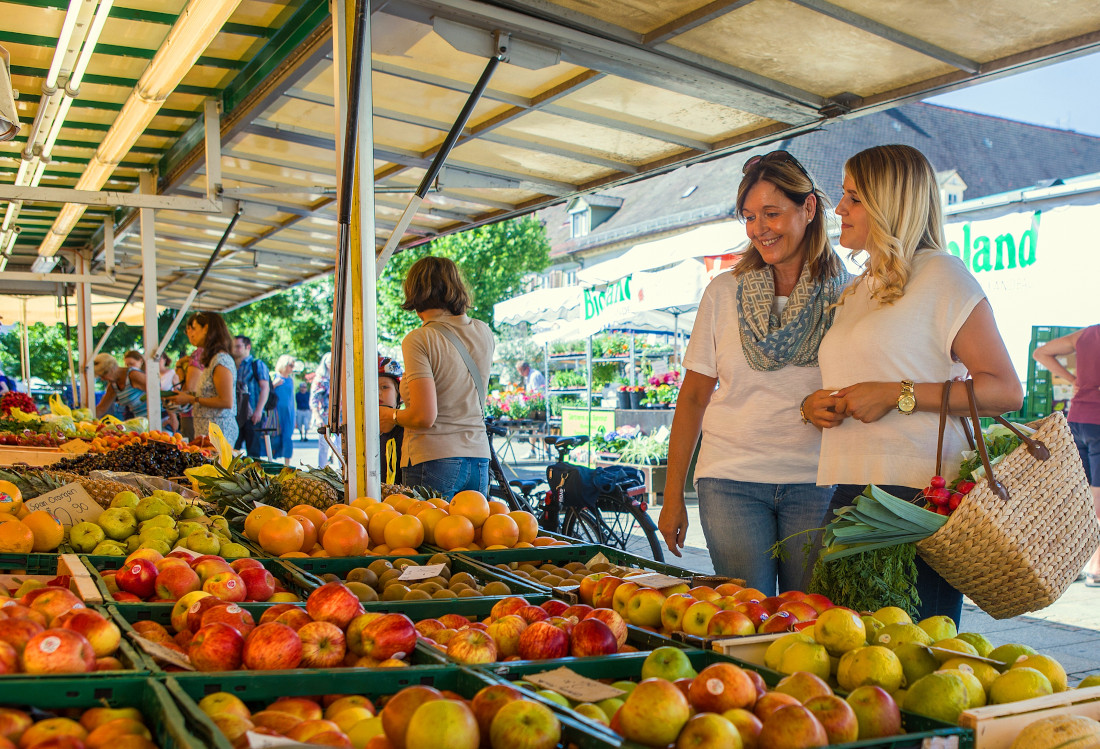 Wochenmarkt Ludwigsburg Zwei Frauen stehen vor einem Obststand.